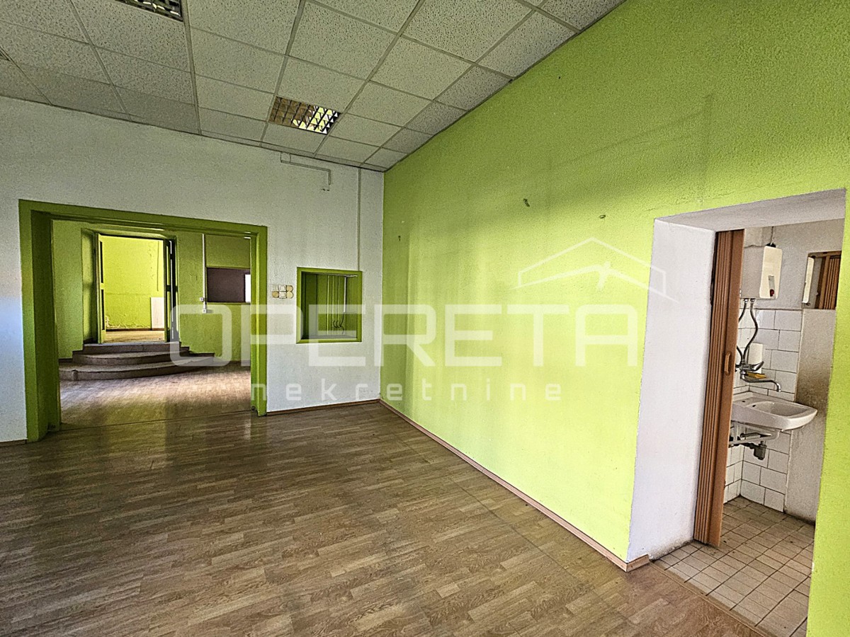 Locale commerciale in una posizione eccezionale nel centro di Kaštel Gomilica, 150 m²