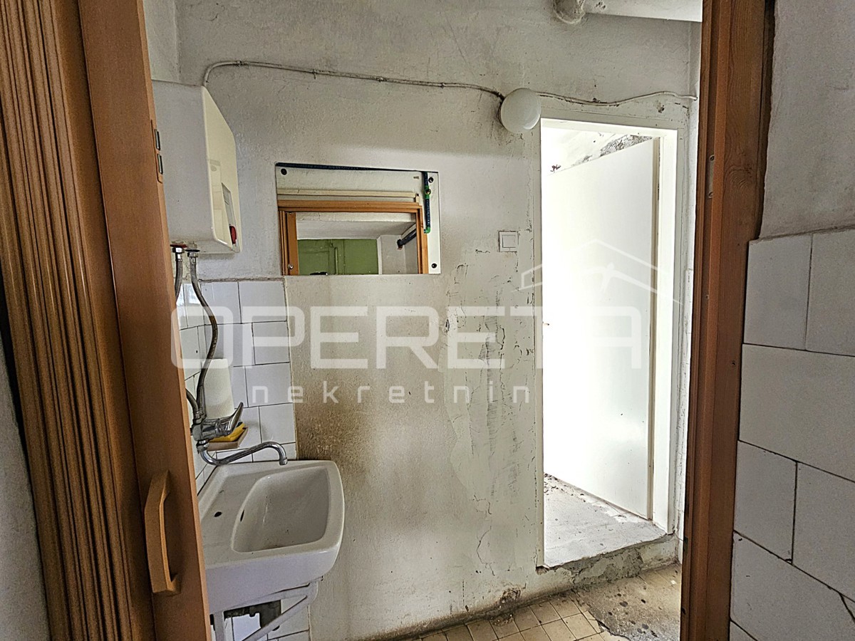 Locale commerciale in una posizione eccezionale nel centro di Kaštel Gomilica, 150 m²