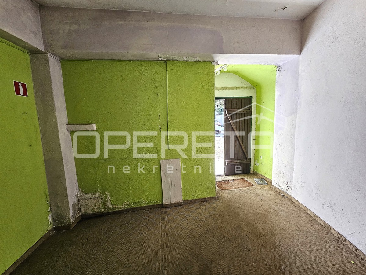 Locale commerciale in una posizione eccezionale nel centro di Kaštel Gomilica, 150 m²