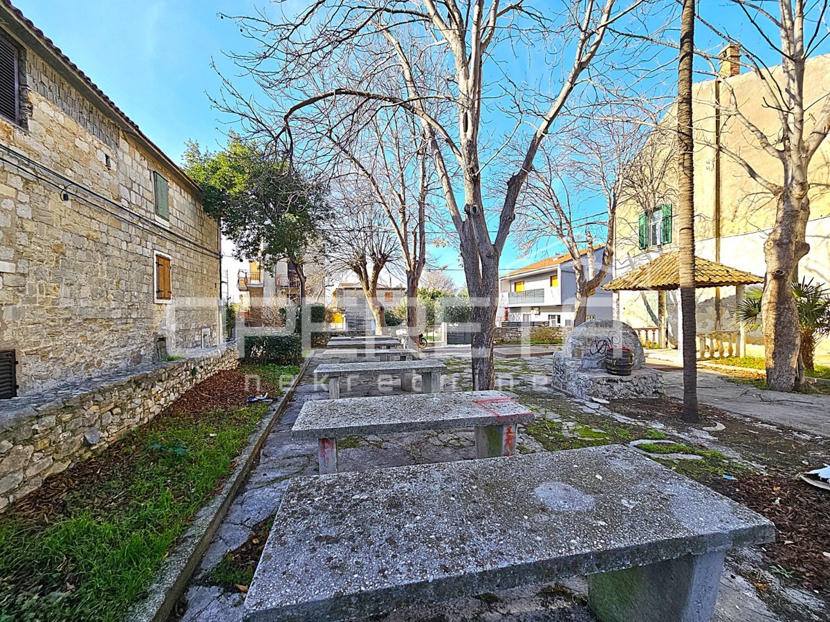 Locale commerciale in una posizione eccezionale nel centro di Kaštel Gomilica, 150 m²