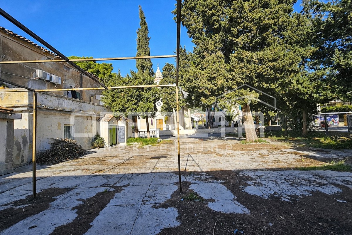 Locale commerciale in una posizione eccezionale nel centro di Kaštel Gomilica, 150 m²