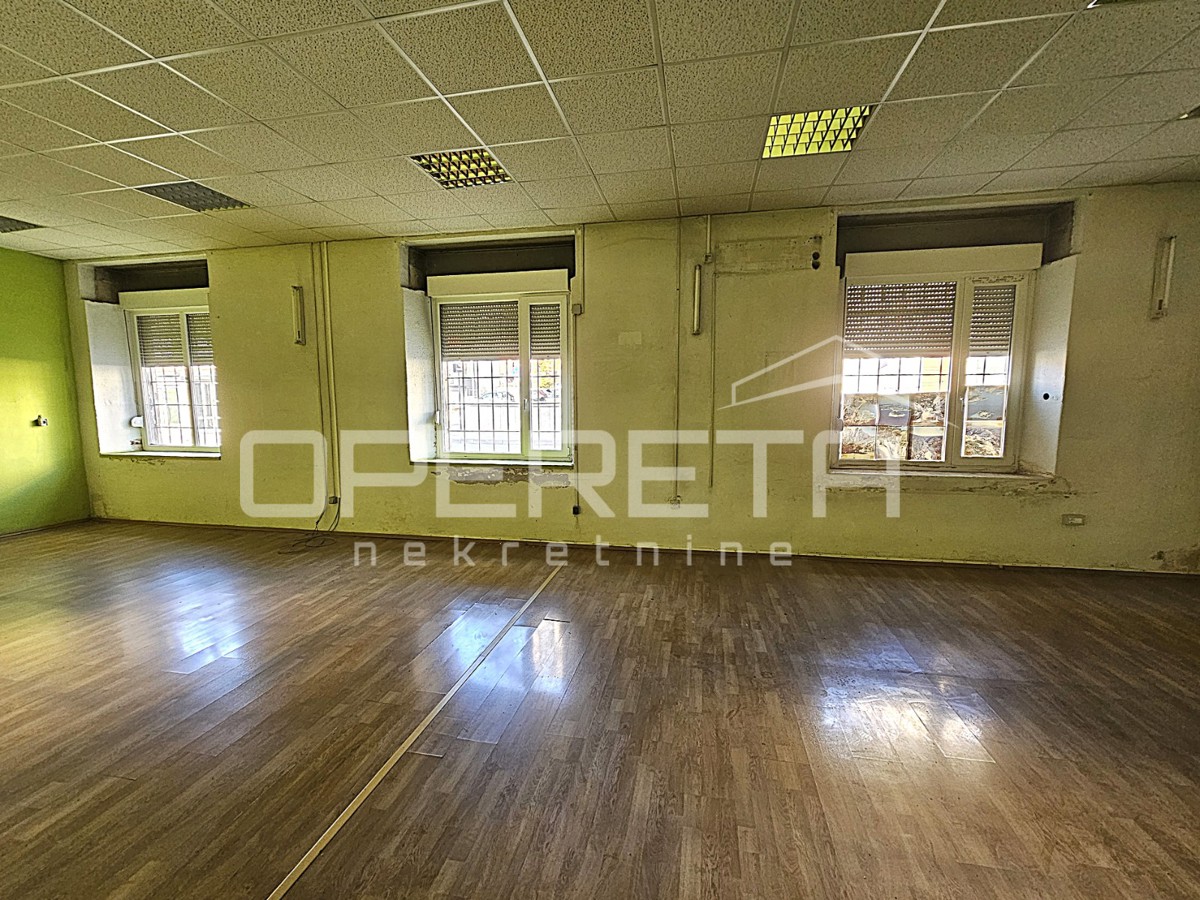 Locale commerciale in una posizione eccezionale nel centro di Kaštel Gomilica, 150 m²