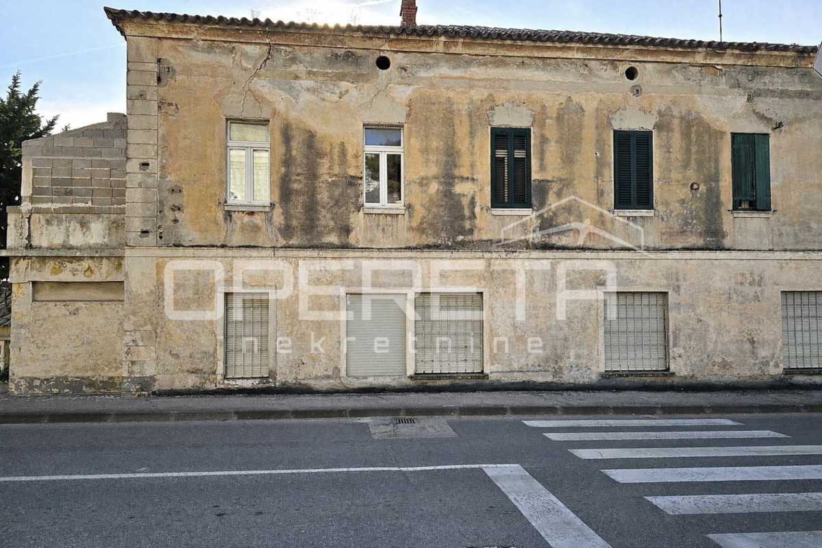 Locale commerciale in una posizione eccezionale nel centro di Kaštel Gomilica, 150 m²