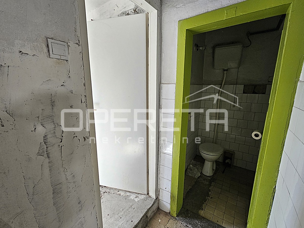 Locale commerciale in una posizione eccezionale nel centro di Kaštel Gomilica, 150 m²