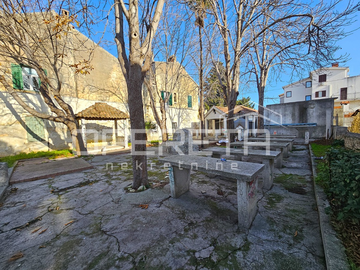 Locale commerciale in una posizione eccezionale nel centro di Kaštel Gomilica, 150 m²