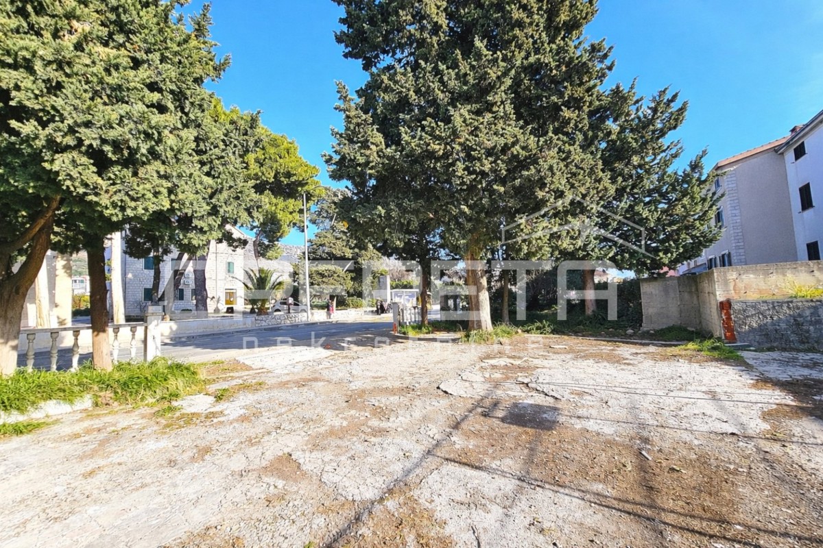 Locale commerciale in una posizione eccezionale nel centro di Kaštel Gomilica, 150 m²