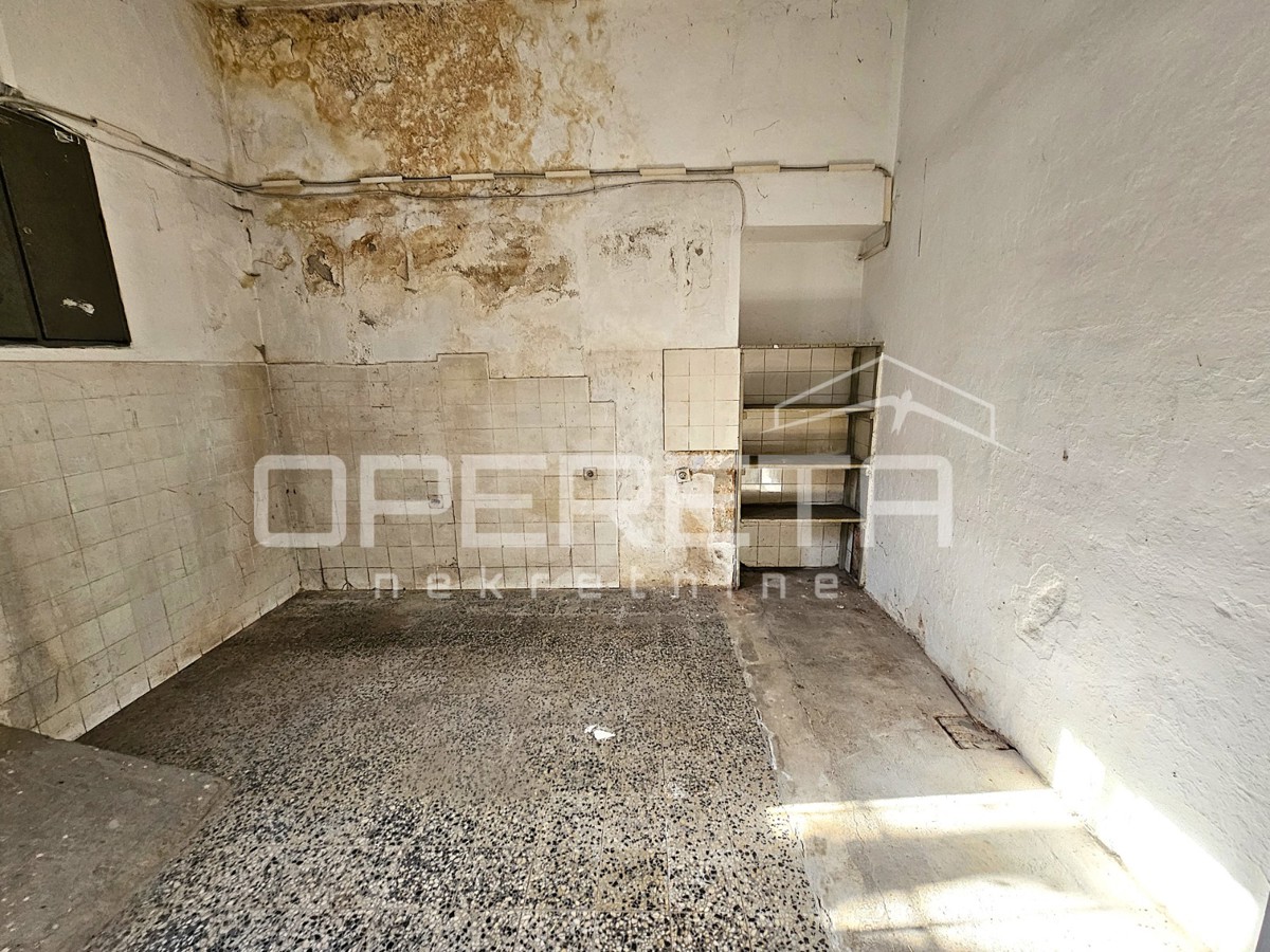 Locale commerciale in una posizione eccezionale nel centro di Kaštel Gomilica, 150 m²