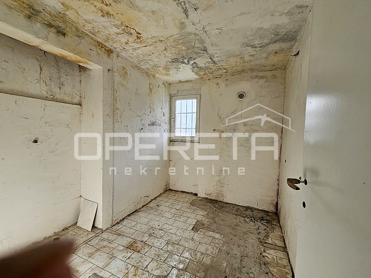 Locale commerciale in una posizione eccezionale nel centro di Kaštel Gomilica, 150 m²