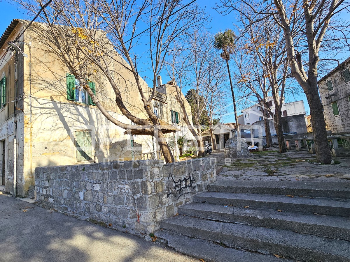 Locale commerciale in una posizione eccezionale nel centro di Kaštel Gomilica, 150 m²