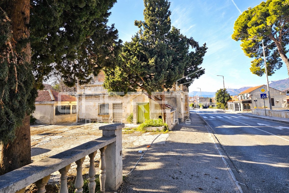 Locale commerciale in una posizione eccezionale nel centro di Kaštel Gomilica, 150 m²