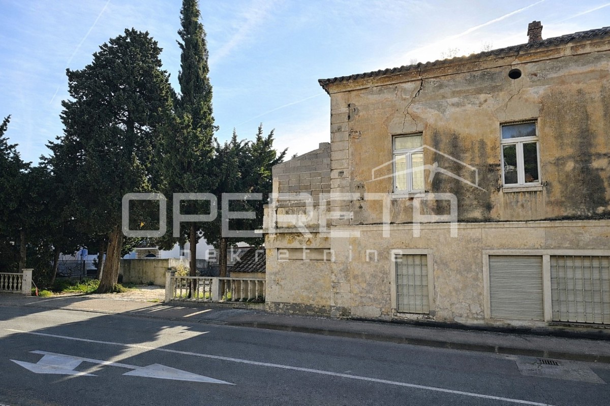 Locale commerciale in una posizione eccezionale nel centro di Kaštel Gomilica, 150 m²