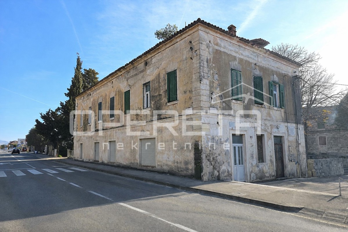 Locale commerciale in una posizione eccezionale nel centro di Kaštel Gomilica, 150 m²