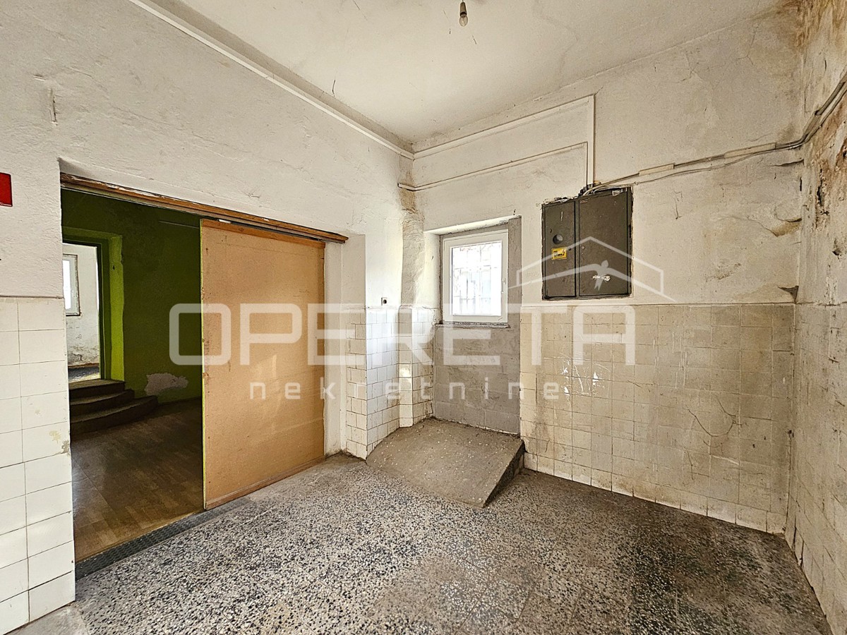 Locale commerciale in una posizione eccezionale nel centro di Kaštel Gomilica, 150 m²