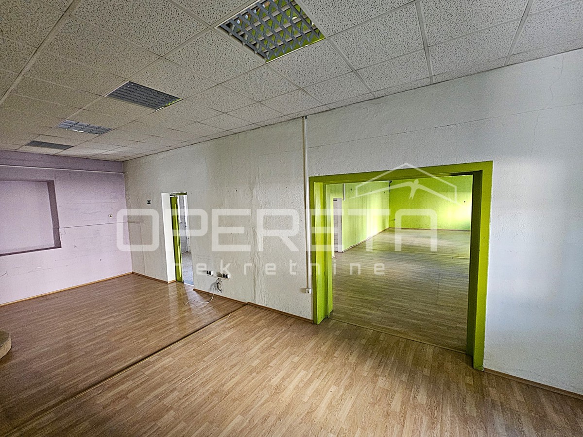 Locale commerciale in una posizione eccezionale nel centro di Kaštel Gomilica, 150 m²