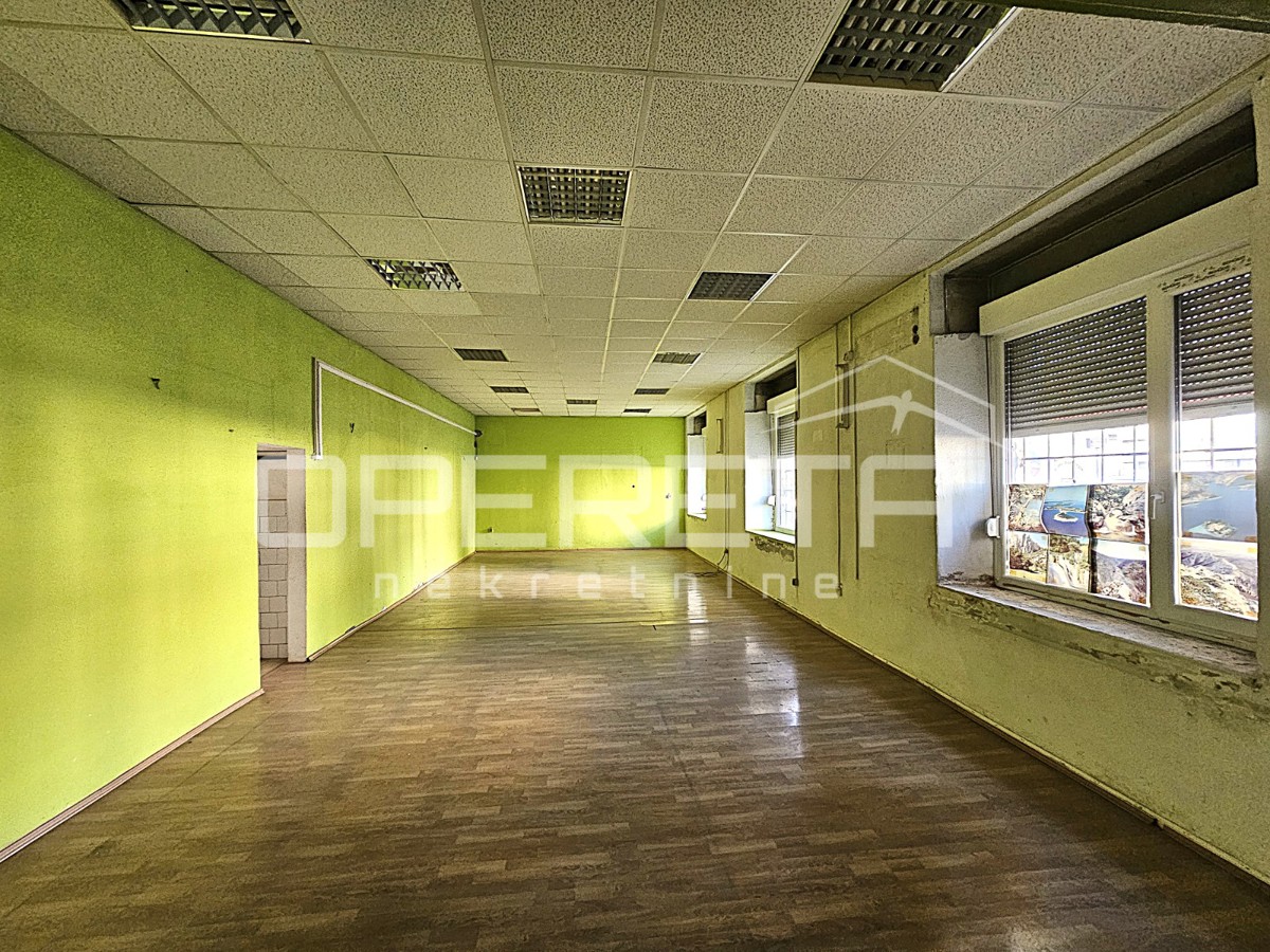 Locale commerciale in una posizione eccezionale nel centro di Kaštel Gomilica, 150 m²