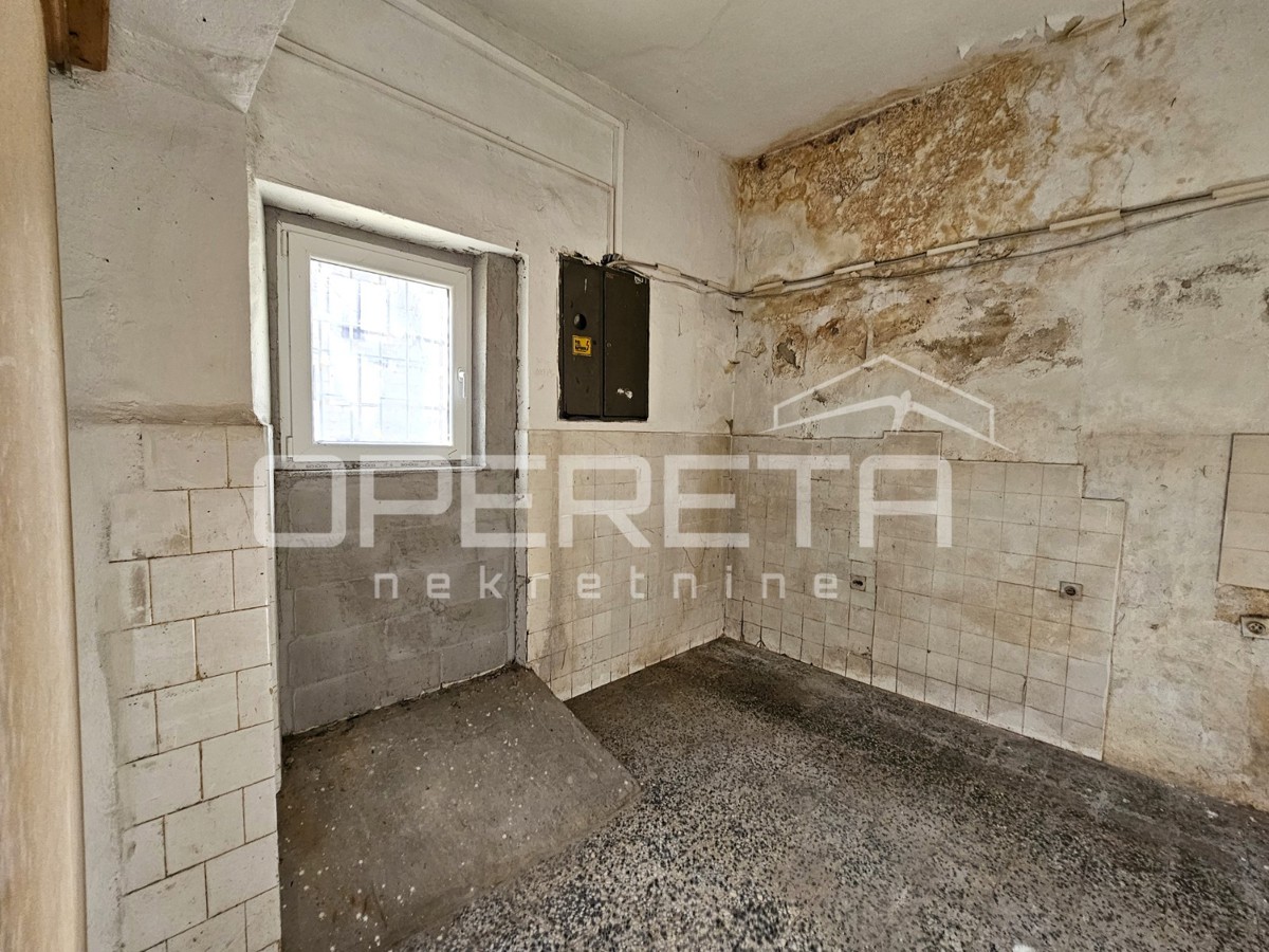 Locale commerciale in una posizione eccezionale nel centro di Kaštel Gomilica, 150 m²