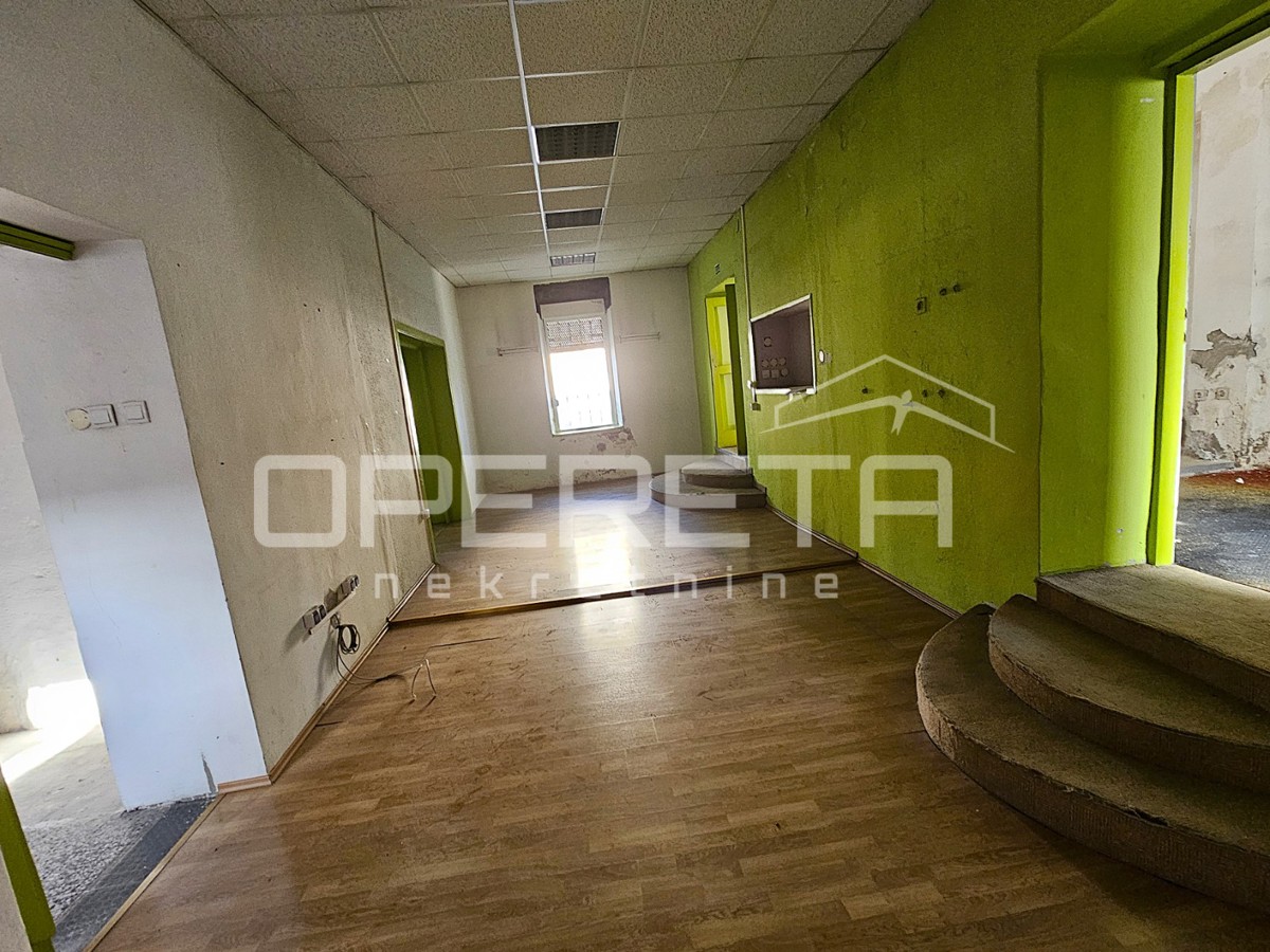 Locale commerciale in una posizione eccezionale nel centro di Kaštel Gomilica, 150 m²