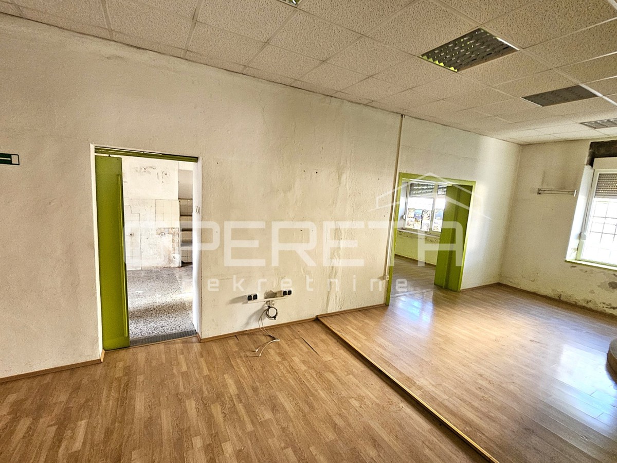 Locale commerciale in una posizione eccezionale nel centro di Kaštel Gomilica, 150 m²