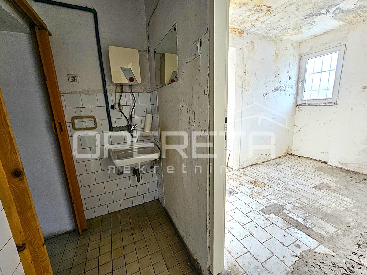 Locale commerciale in una posizione eccezionale nel centro di Kaštel Gomilica, 150 m²