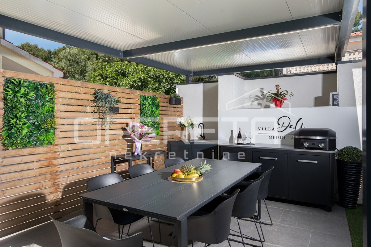 Moderna residenza di 300 m2 con vista mare, cucina estiva e finiture di alta qualità