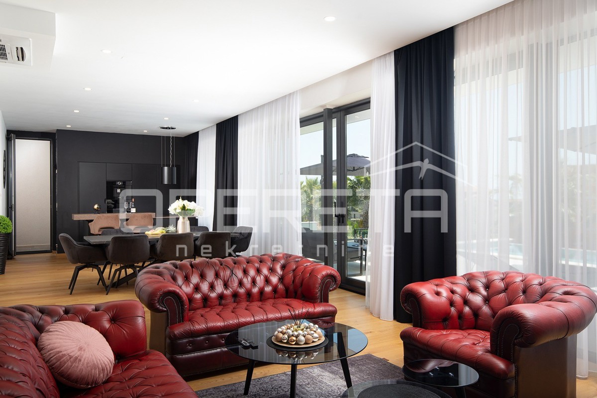 Moderna residenza di 300 m2 con vista mare, cucina estiva e finiture di alta qualità