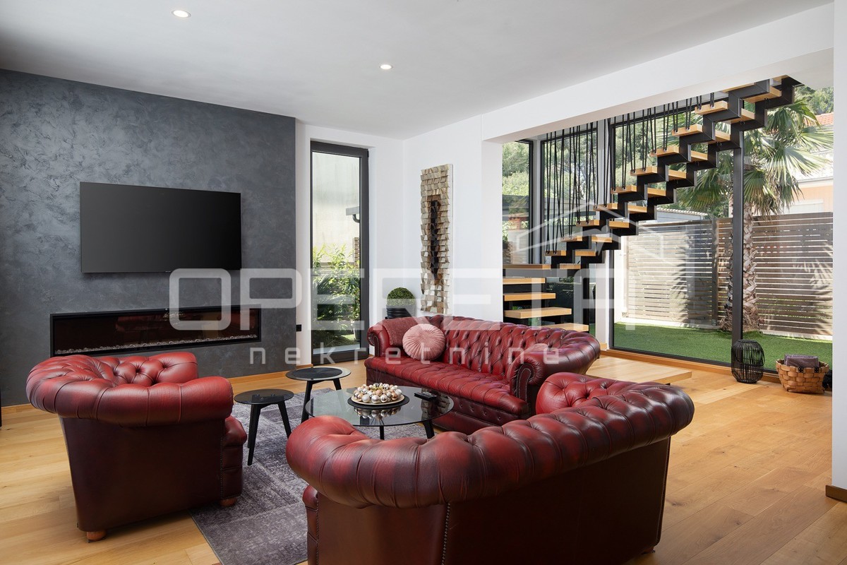 Moderna residenza di 300 m2 con vista mare, cucina estiva e finiture di alta qualità