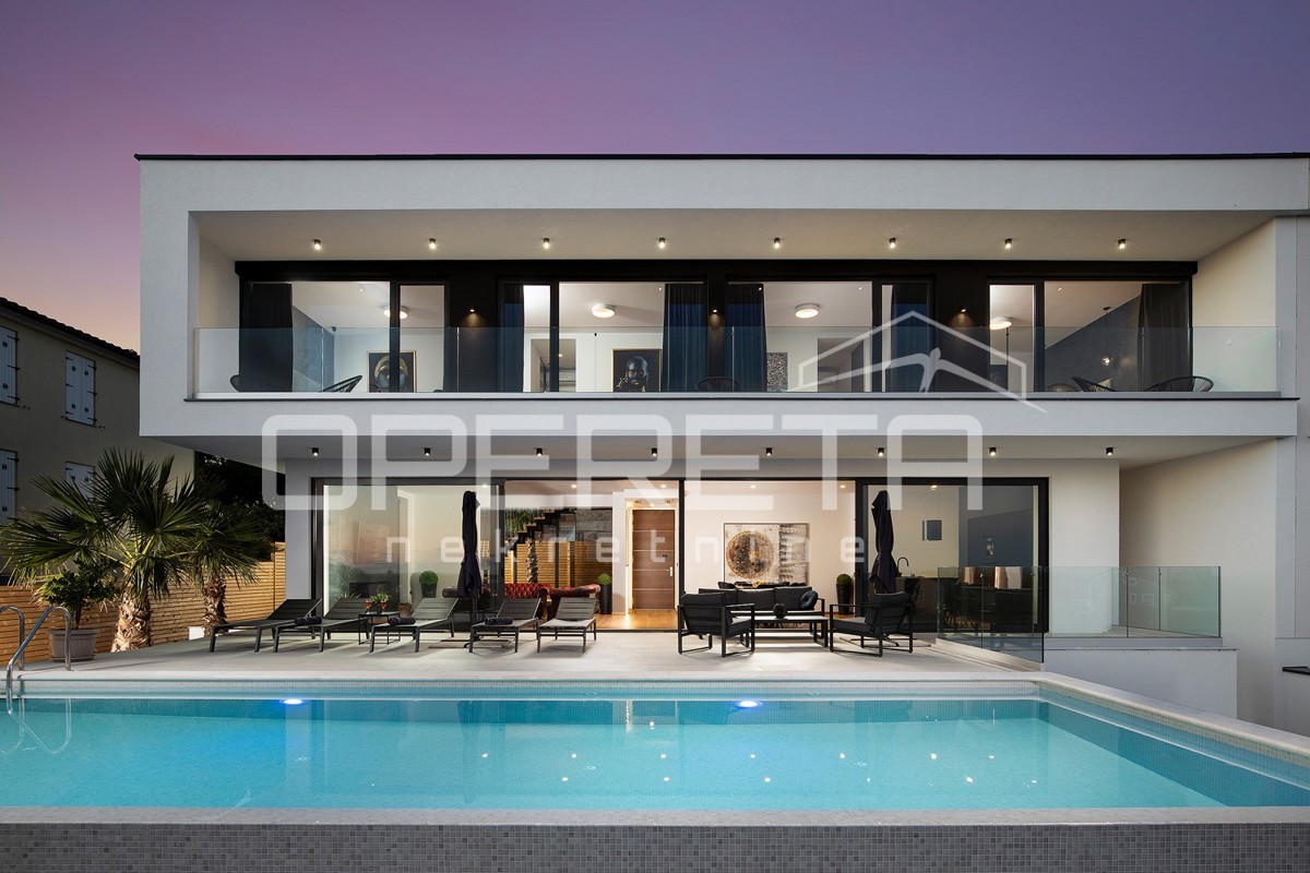 Moderna residenza di 300 m2 con vista mare, cucina estiva e finiture di alta qualità