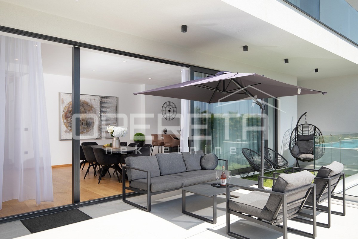Moderna residenza di 300 m2 con vista mare, cucina estiva e finiture di alta qualità