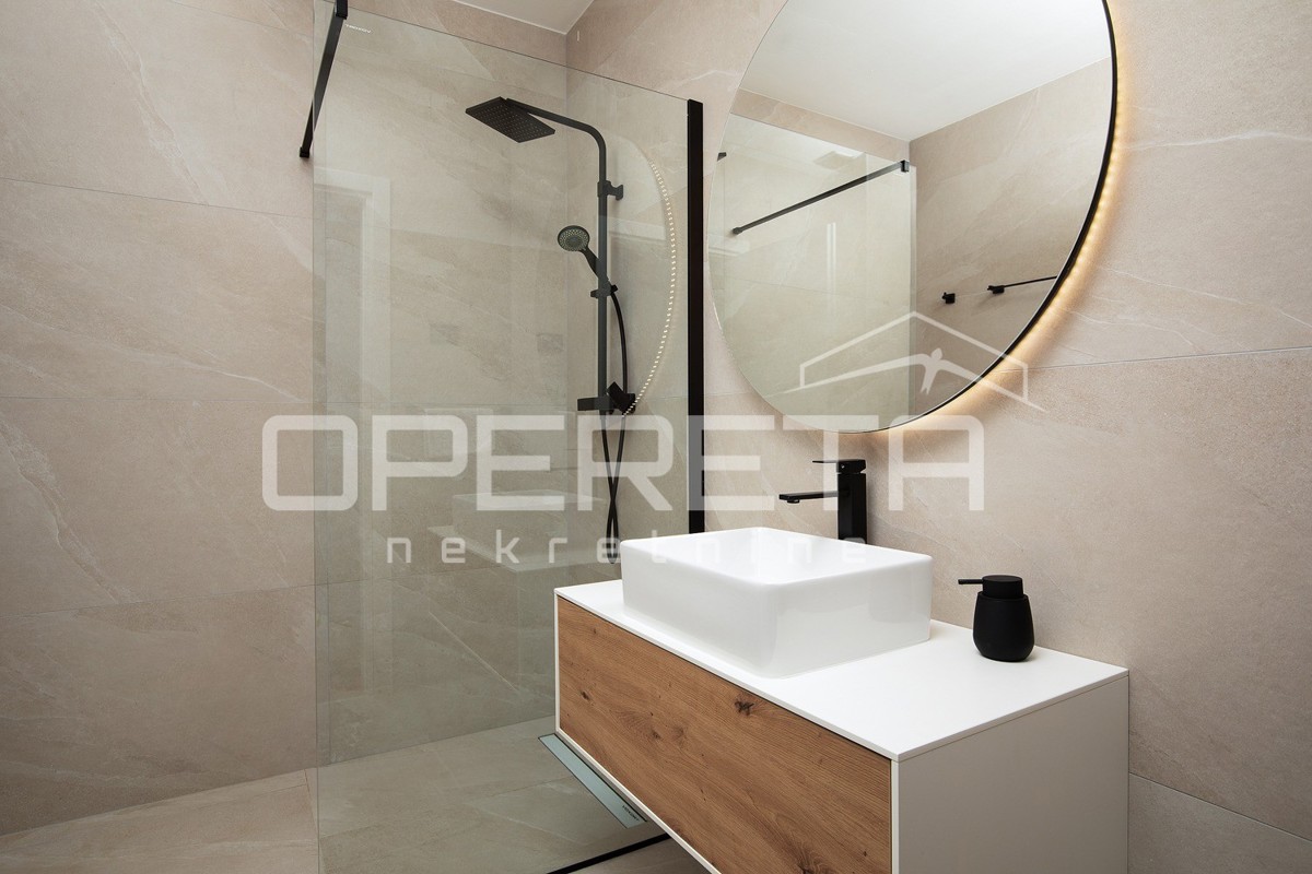 Moderna residenza di 300 m2 con vista mare, cucina estiva e finiture di alta qualità