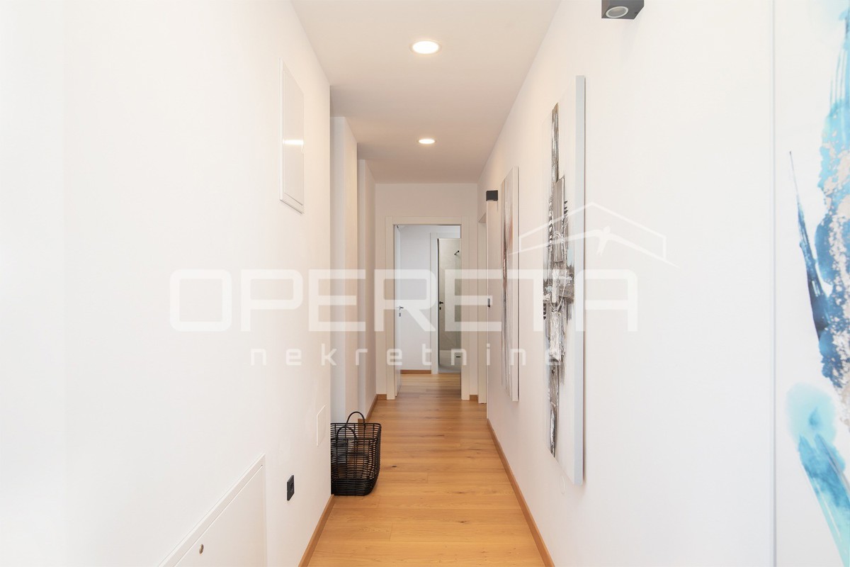 Moderna residenza di 300 m2 con vista mare, cucina estiva e finiture di alta qualità