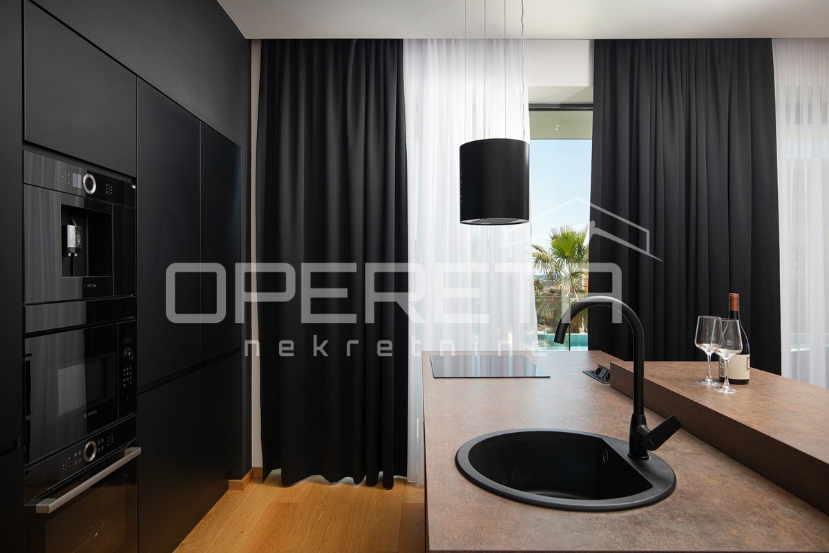 Moderna residenza di 300 m2 con vista mare, cucina estiva e finiture di alta qualità