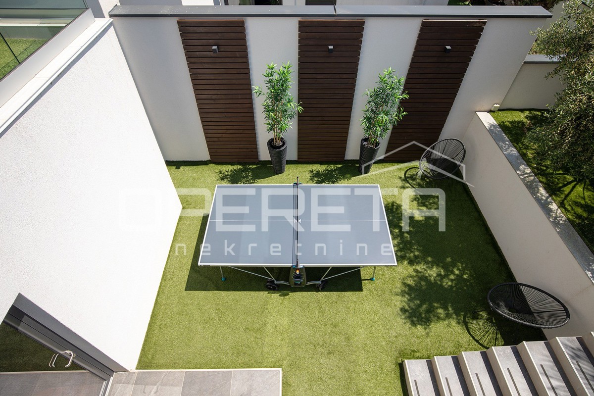 Moderna residenza di 300 m2 con vista mare, cucina estiva e finiture di alta qualità