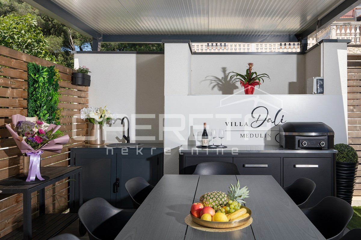 Moderna residenza di 300 m2 con vista mare, cucina estiva e finiture di alta qualità