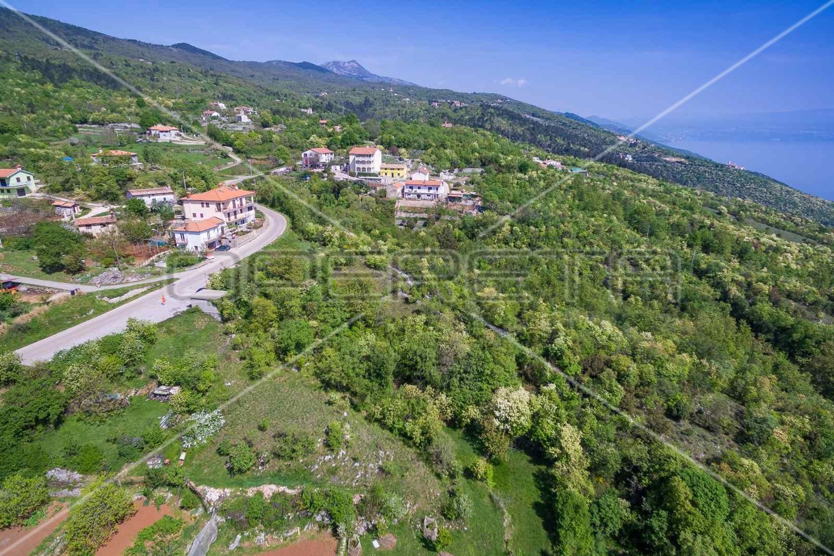 OPATIJA, BRSEČ - Terreno edificabile per la costruzione di ville con piscina, vista panoramica sul mare vicino al futuro golf resort di Brseč