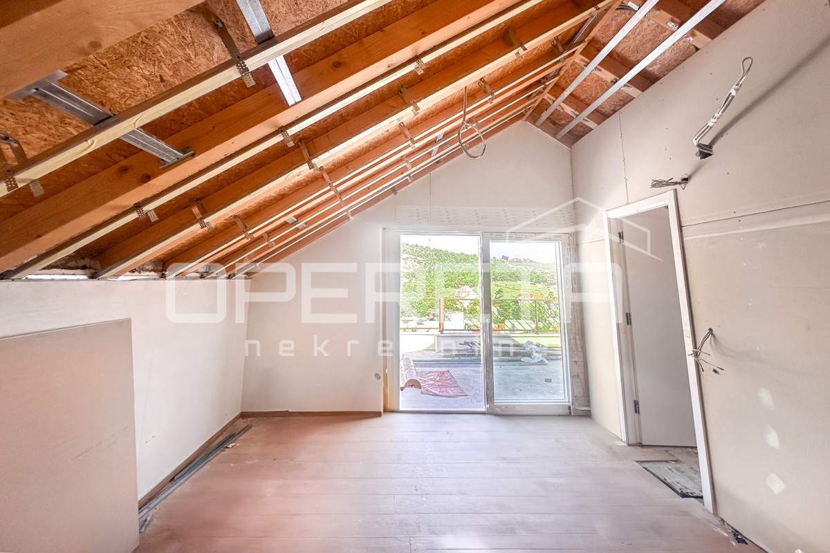 Nuova costruzione a Stivašnica, appartamento con tre terrazze e vista mare, 146 m2