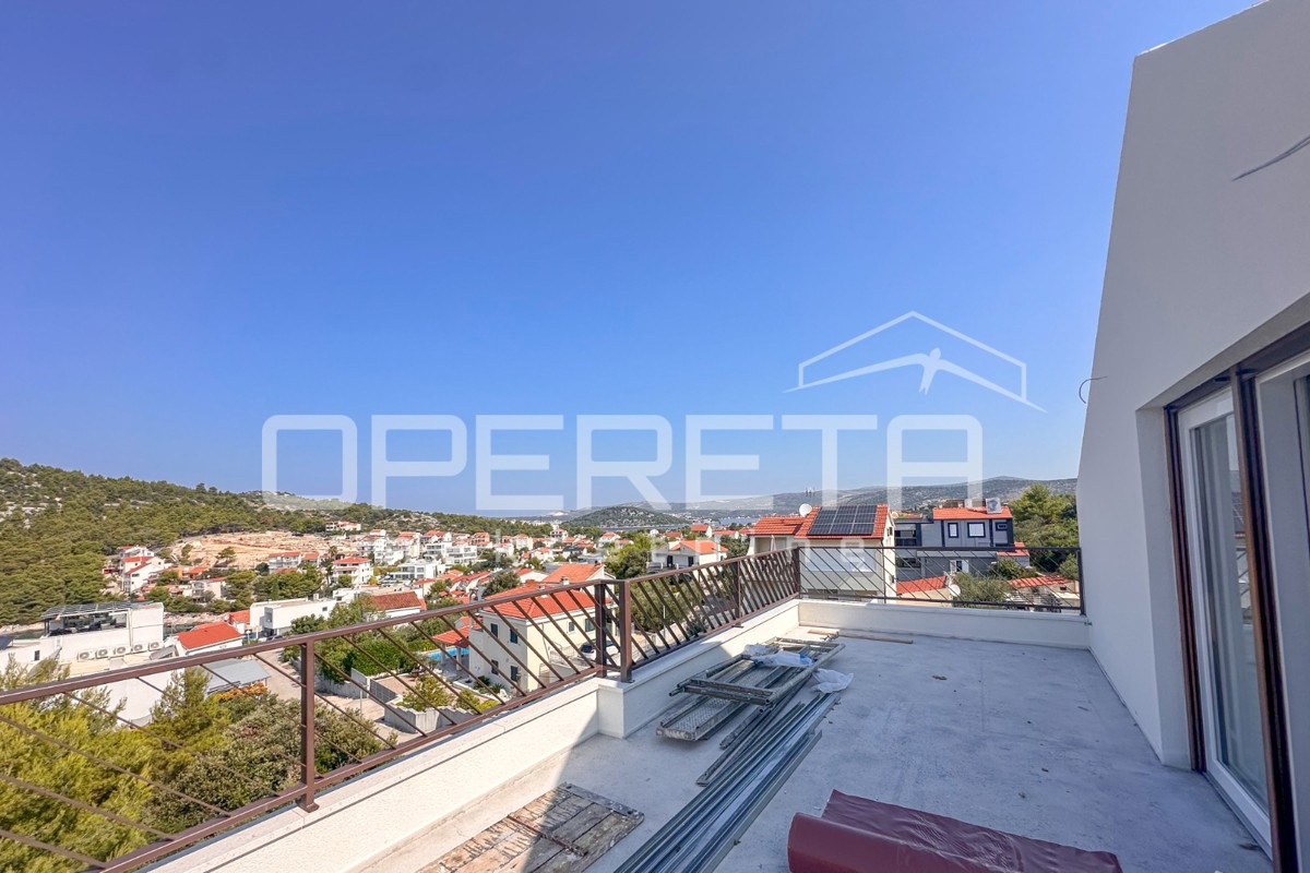 Nuova costruzione a Stivašnica, appartamento con tre terrazze e vista mare, 146 m2