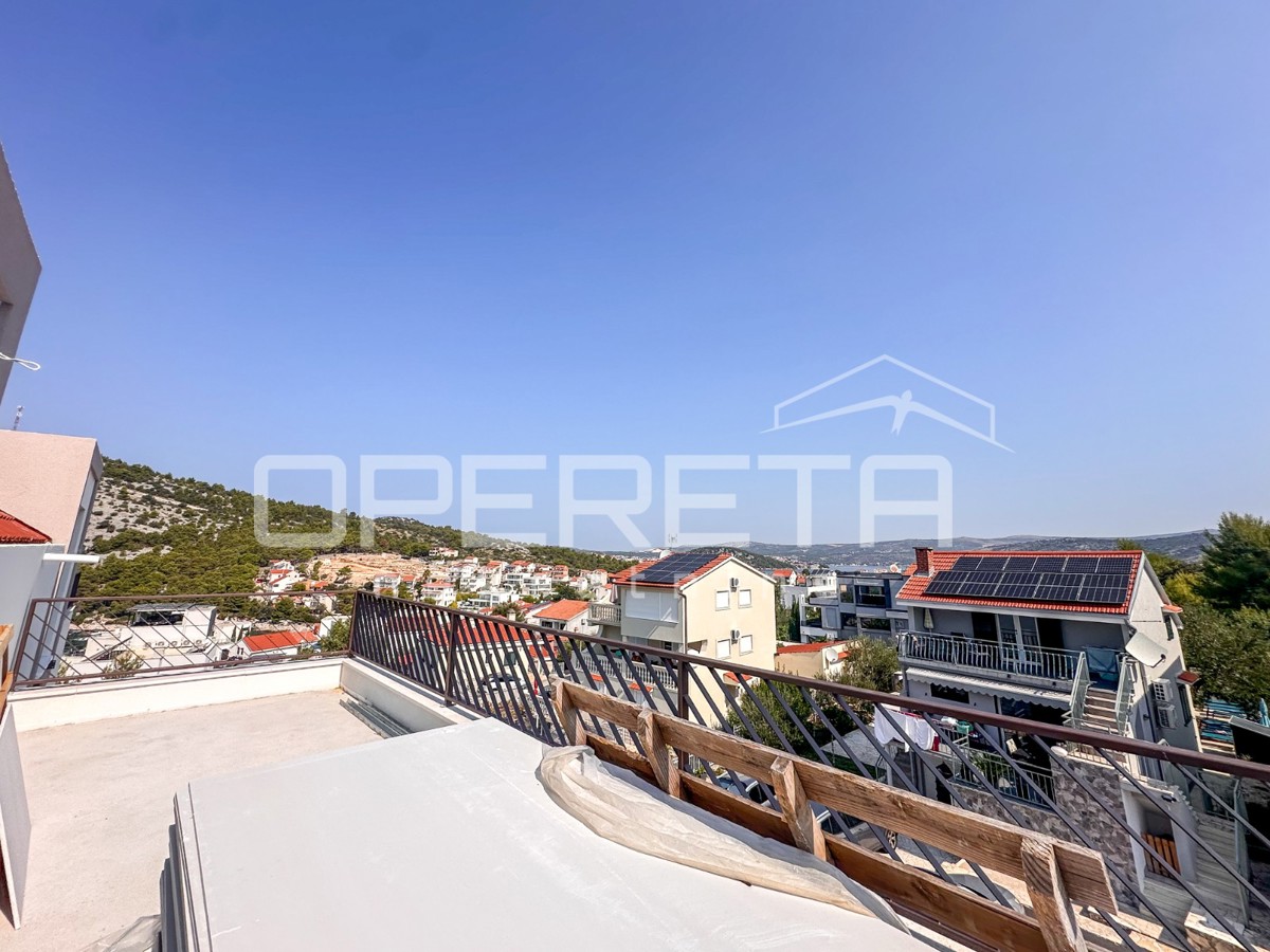 Nuova costruzione a Stivašnica, appartamento con tre terrazze e vista mare, 146 m2