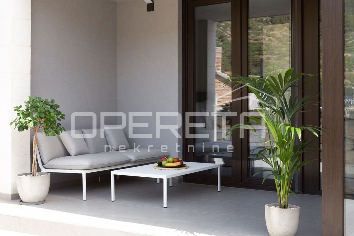 APPARTAMENTO MODERNO IN VILLA URBANA A KOMIŽA - OCCASIONE RARA!