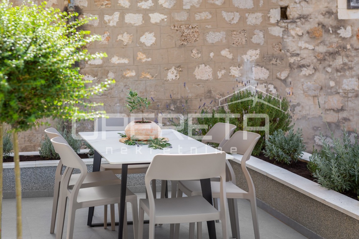 APPARTAMENTO MODERNO IN VILLA URBANA A KOMIŽA - OCCASIONE RARA!