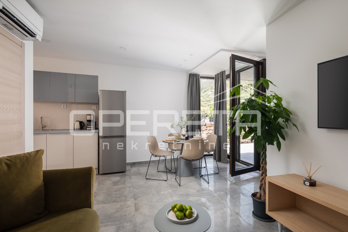 APPARTAMENTO MODERNO IN VILLA URBANA A KOMIŽA - OCCASIONE RARA!