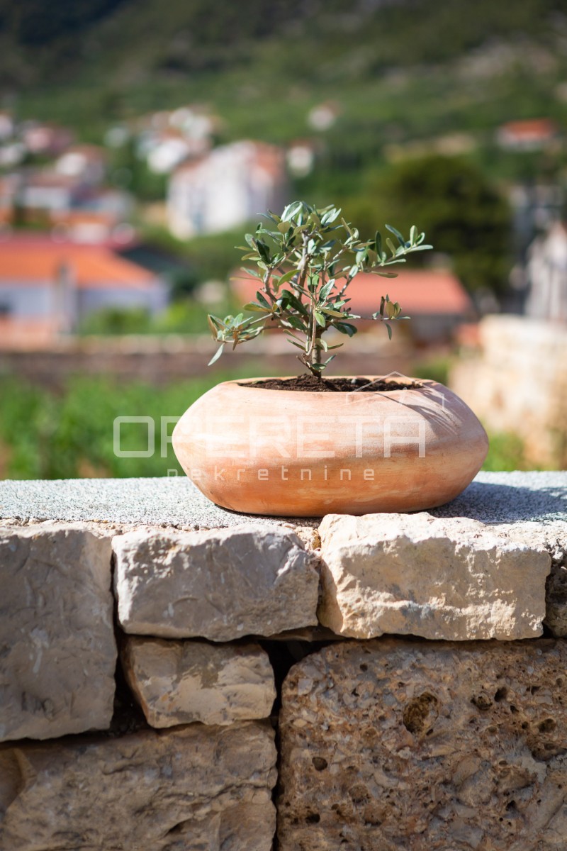 APPARTAMENTO MODERNO IN VILLA URBANA A KOMIŽA - OCCASIONE RARA!