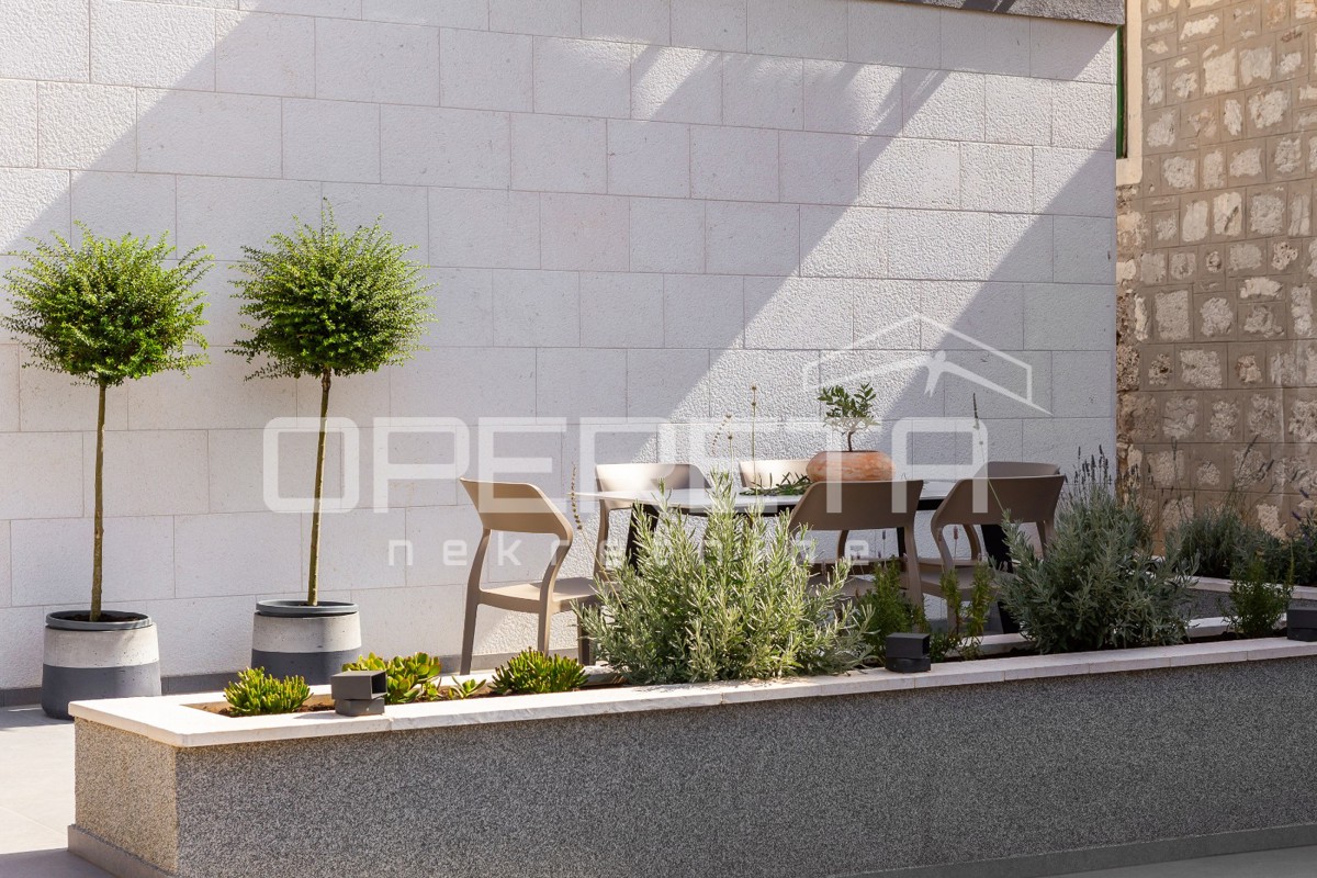 APPARTAMENTO MODERNO IN VILLA URBANA A KOMIŽA - OCCASIONE RARA!