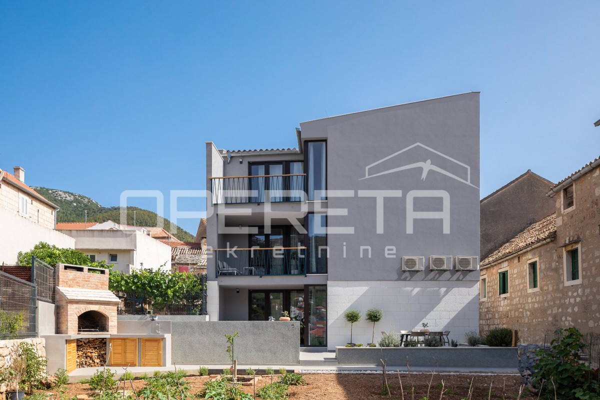 APPARTAMENTO MODERNO IN VILLA URBANA A KOMIŽA - OCCASIONE RARA!