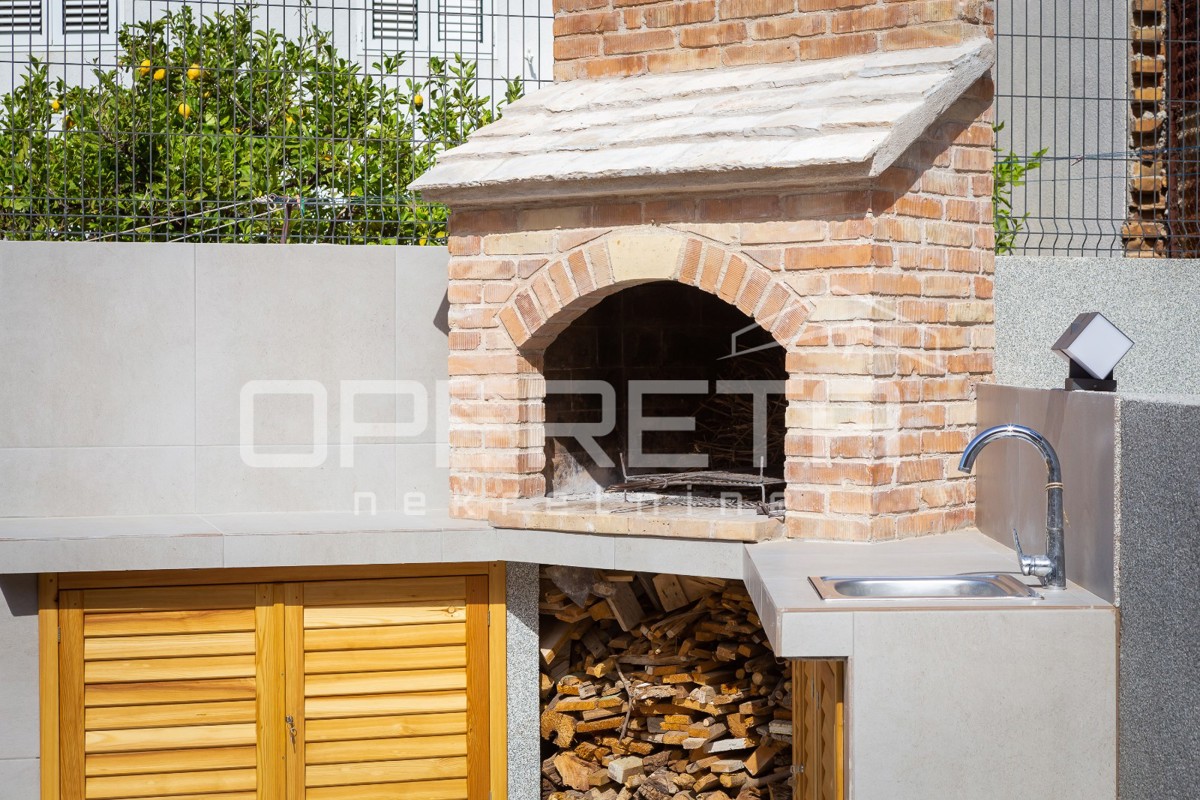 APPARTAMENTO MODERNO IN VILLA URBANA A KOMIŽA - OCCASIONE RARA!