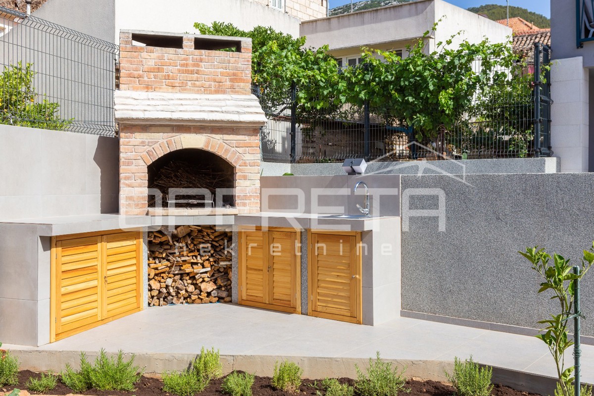 APPARTAMENTO MODERNO IN VILLA URBANA A KOMIŽA - OCCASIONE RARA!