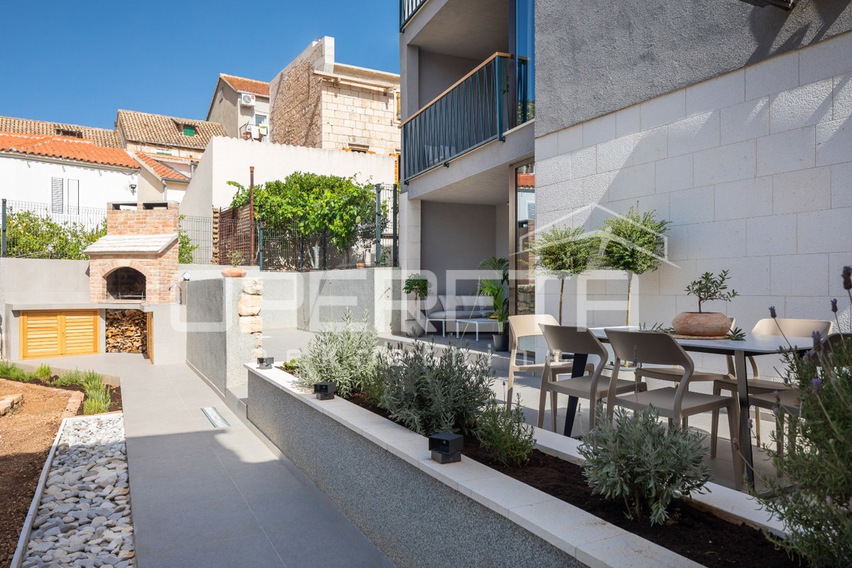 APPARTAMENTO MODERNO IN VILLA URBANA A KOMIŽA - OCCASIONE RARA!