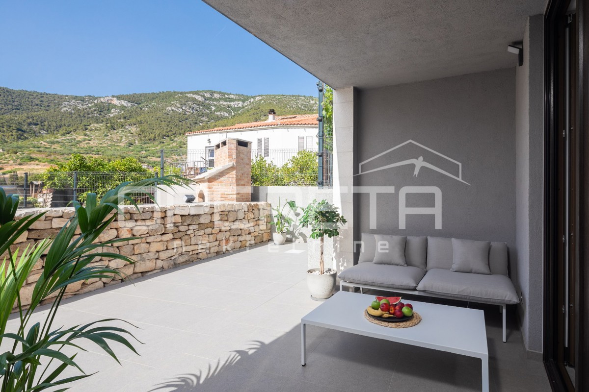 APPARTAMENTO MODERNO IN VILLA URBANA A KOMIŽA - OCCASIONE RARA!