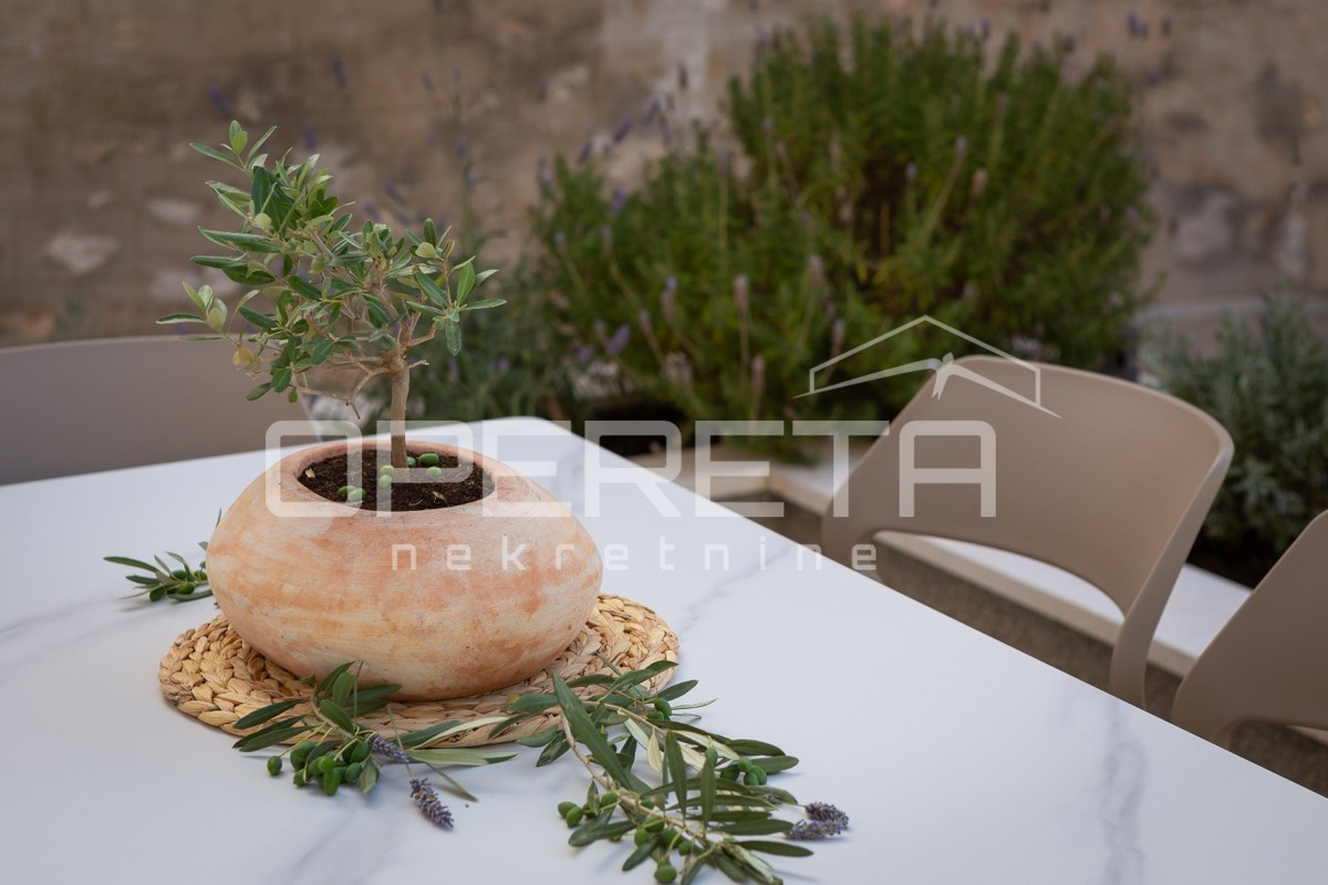 APPARTAMENTO MODERNO IN VILLA URBANA A KOMIŽA - OCCASIONE RARA!