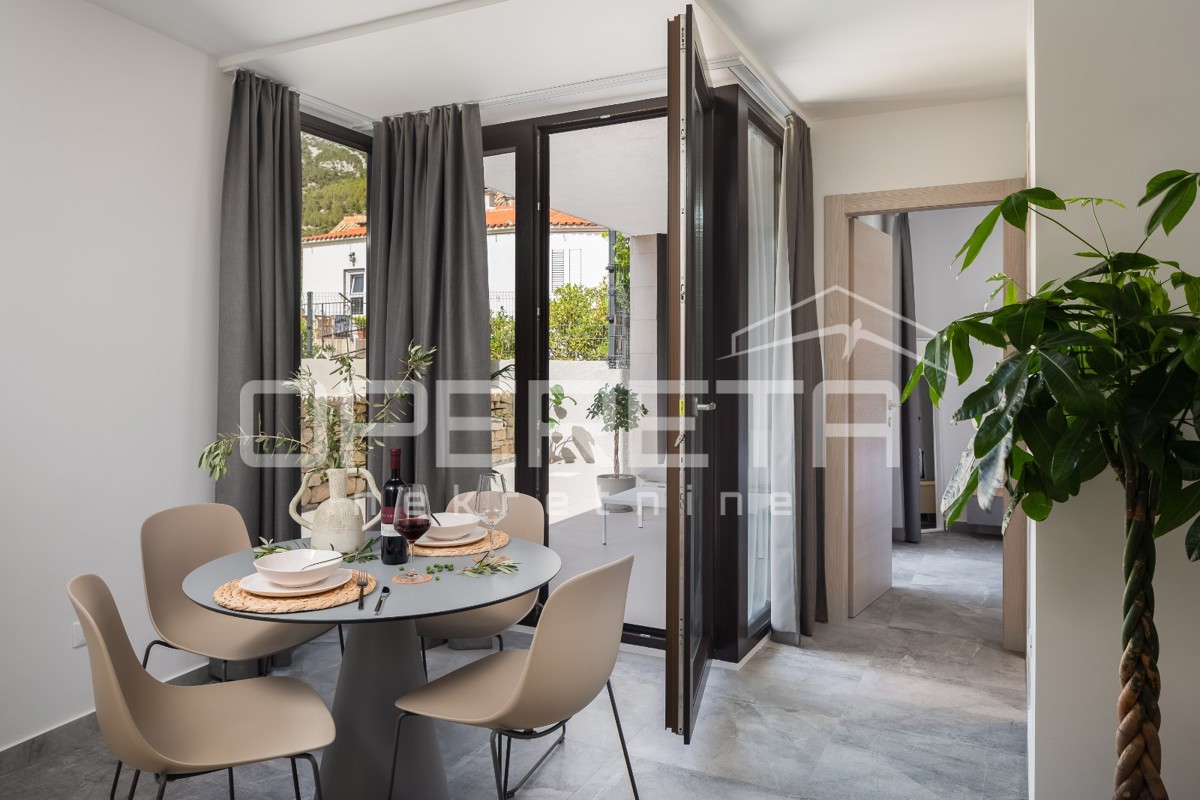 APPARTAMENTO MODERNO IN VILLA URBANA A KOMIŽA - OCCASIONE RARA!