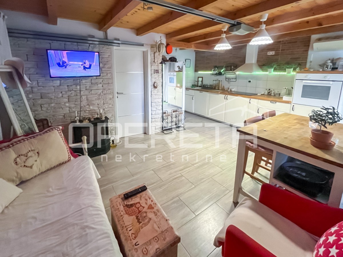 Appartamento con giardino e garage convertito in spazio abitativo